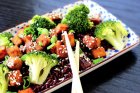 Asijská sladko-kyselá omáčka s brokolicí a tofu